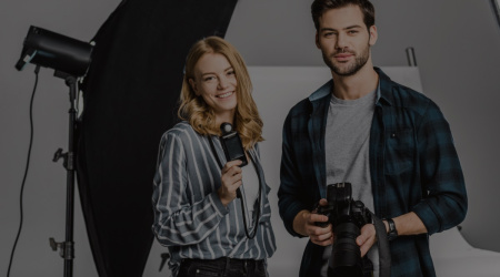Студио с модел и фотограф